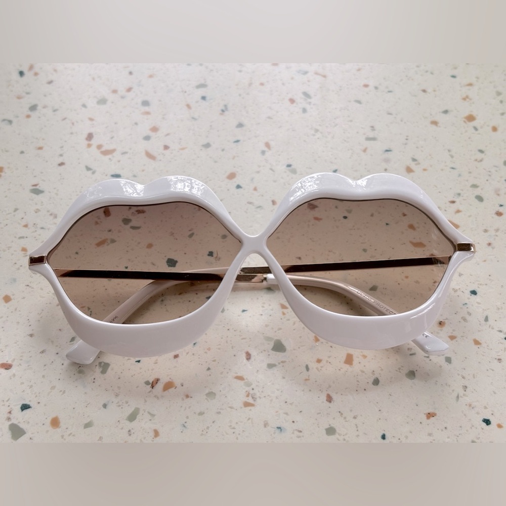 Lips Kiss Sunglasses in White and Gold - Picture 8 of 8